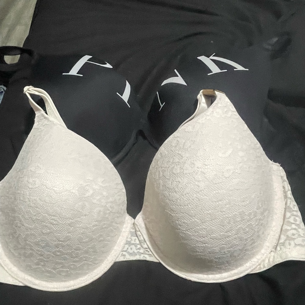 2 Victoria secrets bras one never wore one slightly wore bothe 36dd